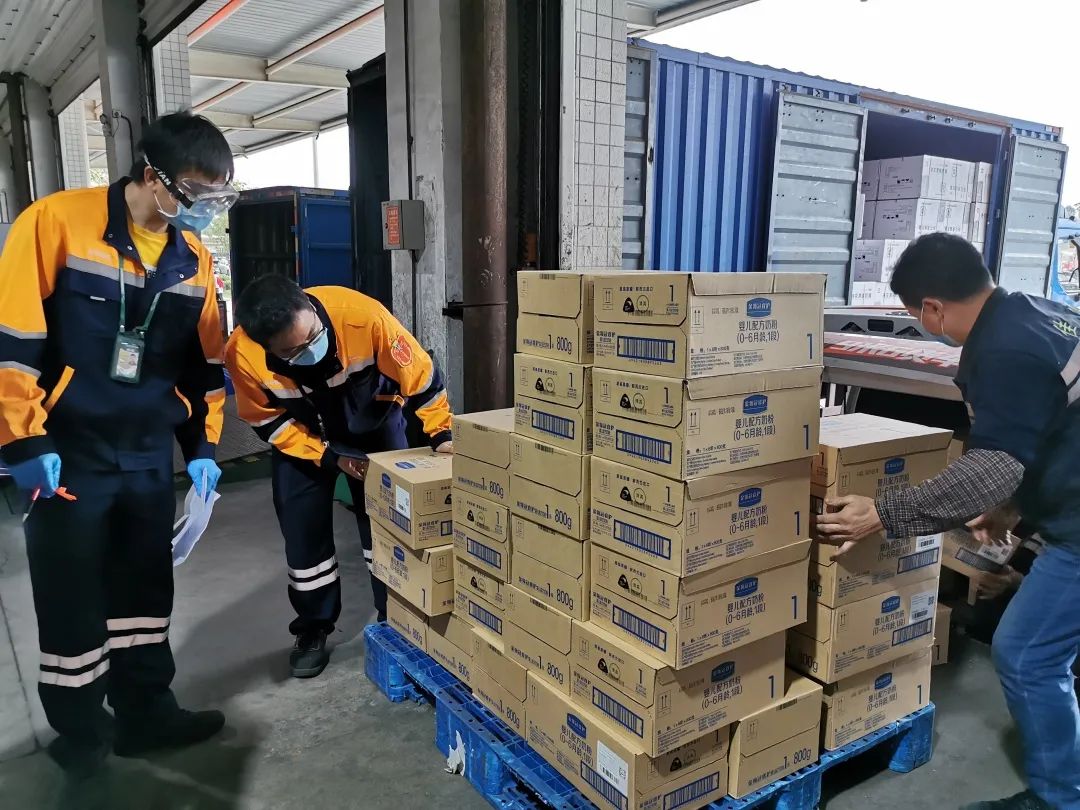 机场工作人员搬运伊利金领冠