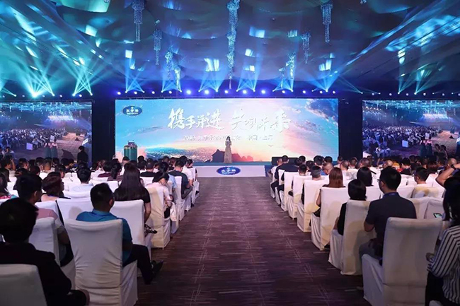 太子乐牵手知名演员李小萌.jpg