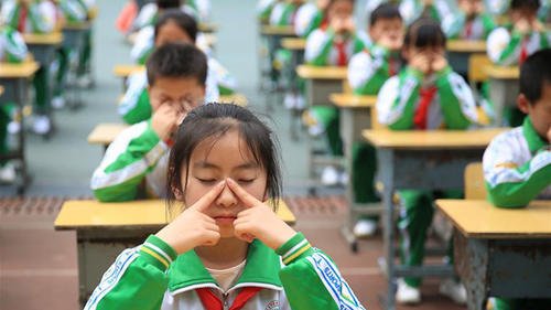 做眼保健操.jpg