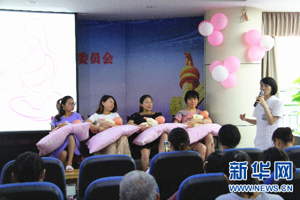 准妈妈学习母乳喂养技巧.jpg