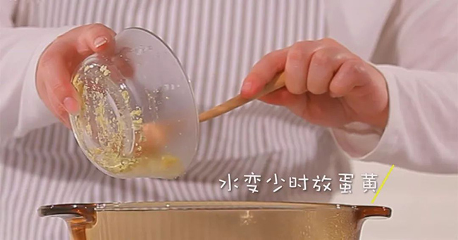锅里水少后倒入蛋黄泥.jpg