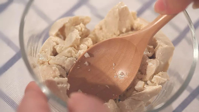 将豆腐用勺碾碎.jpg
