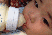吸奶.gif