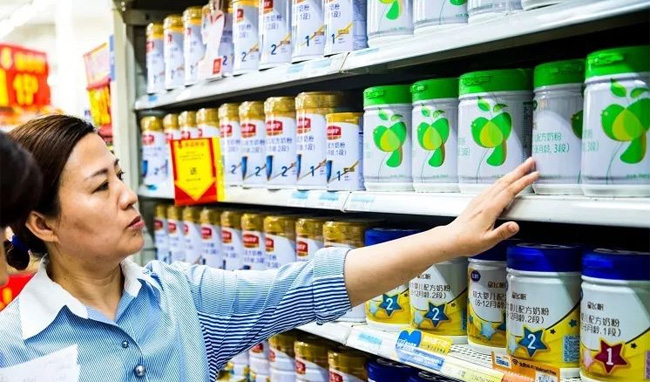 货架上的飞鹤奶粉.jpg
