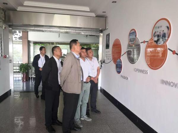 冠农集团与蒙牛乳业集团领导参观文化墙.jpeg