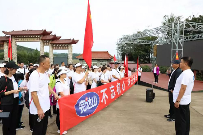 8.完达山举办“我和我的祖国”主题登山活动.jpg