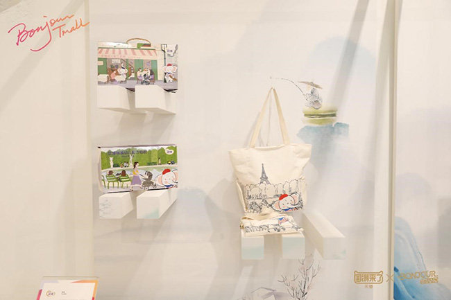 蓬皮杜艺术中心展出的联名款礼盒和母子包.jpg