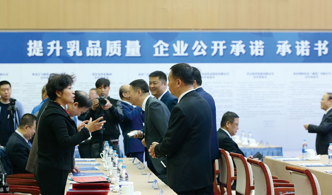 1市场监管总局在京举办的“提升乳品质量 企业公开承诺”活动现场.jpg
