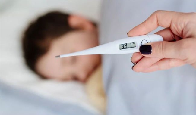 宝宝高烧难退,温水洗浴