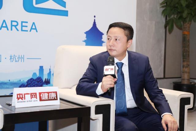内蒙古伊利集团总裁助理晁德文接受央广网记者采访