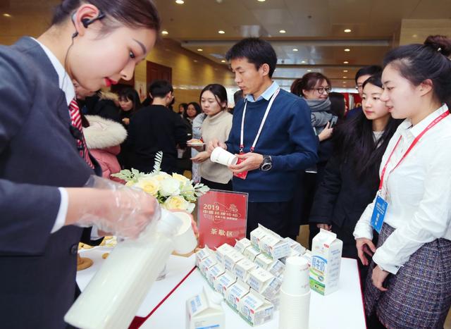 伊利低温牛奶亮相2019中国品牌论坛新品备受关注